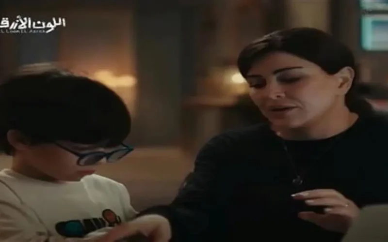 تطورات درامية في الحلقة السادسة من مسلسل اللون الأزرق وطرده من العمل